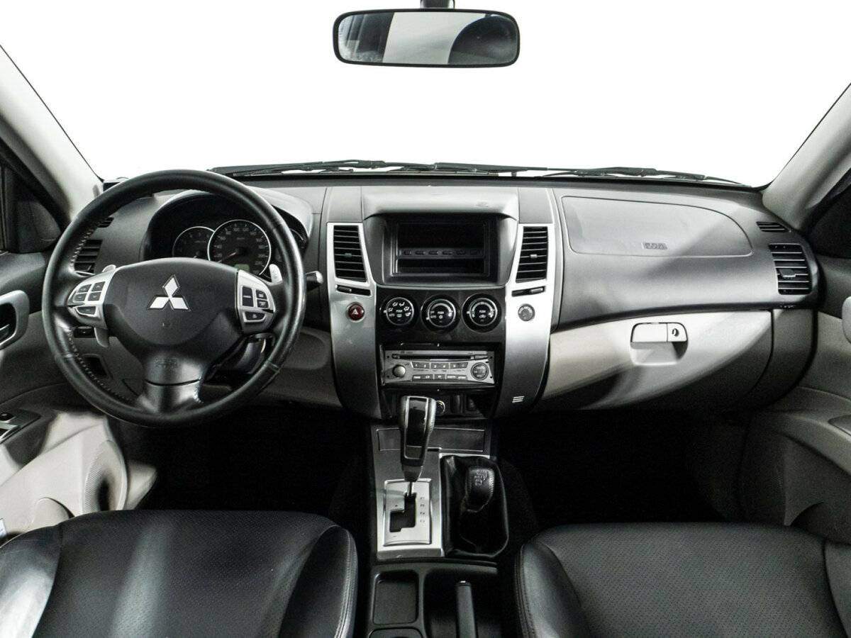 Mitsubishi Pajero Sport с пробегом — 2011 год. Фото: #12