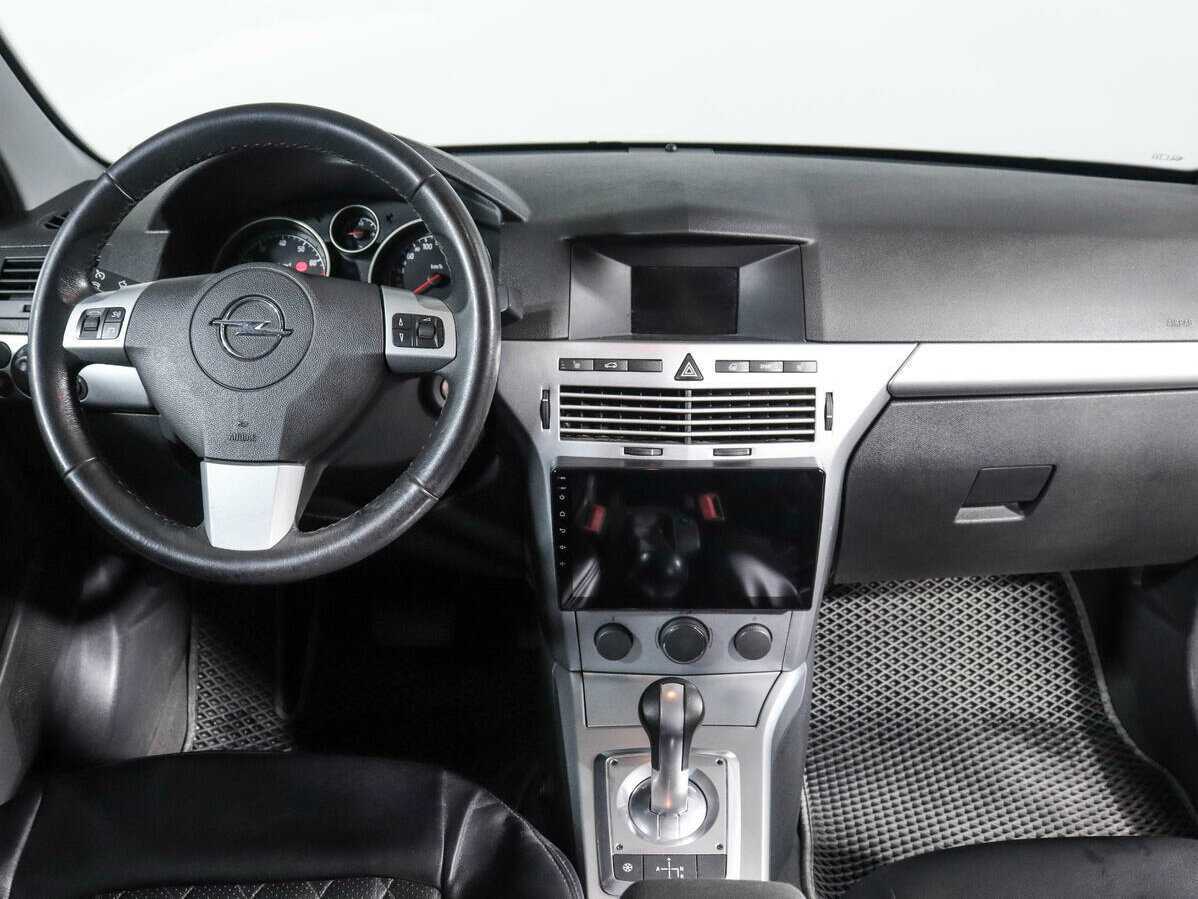 Opel Astra с пробегом — 2011 год. Фото: #11