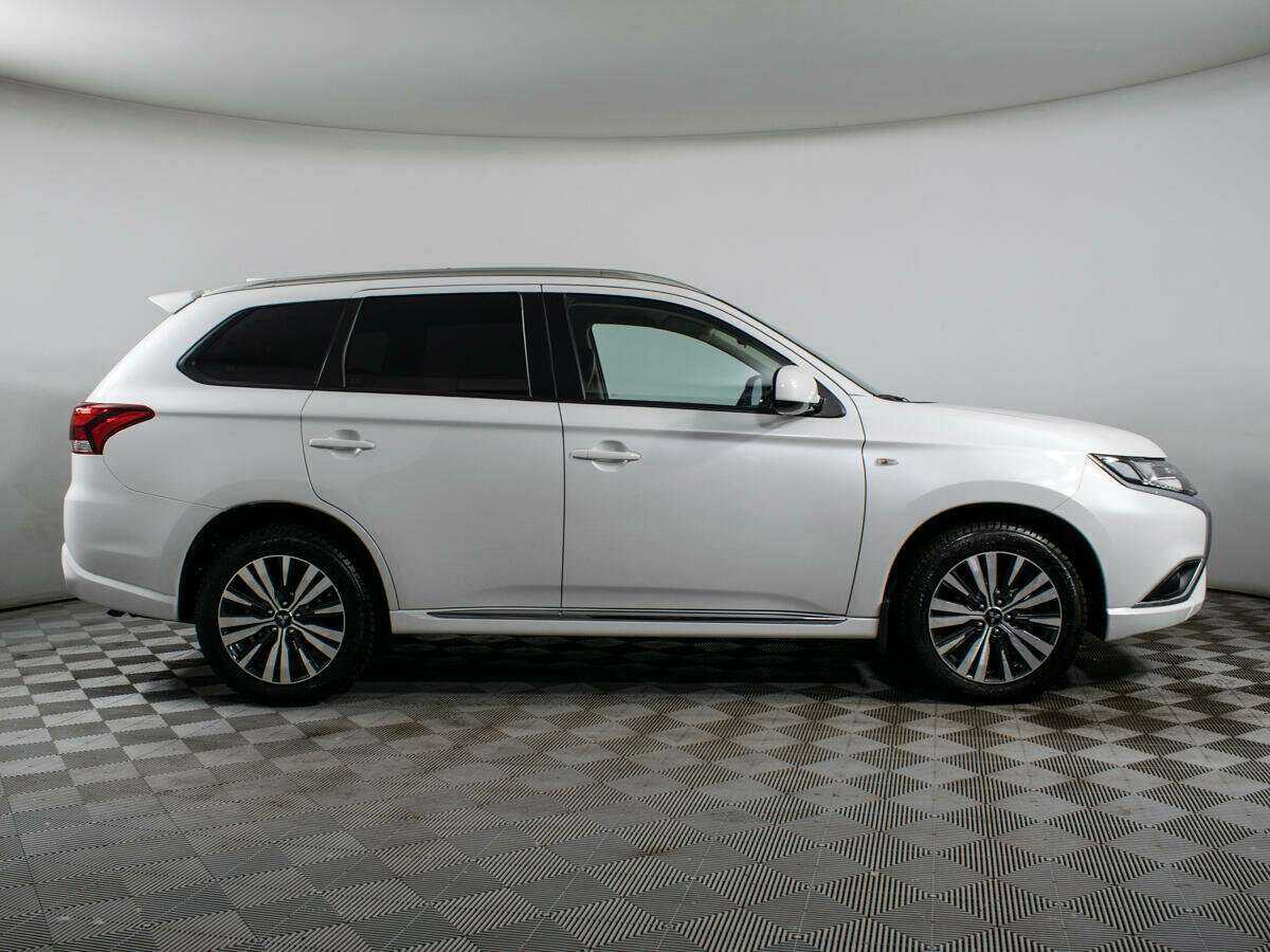 Mitsubishi Outlander с пробегом — 2022 год. Фото: #3