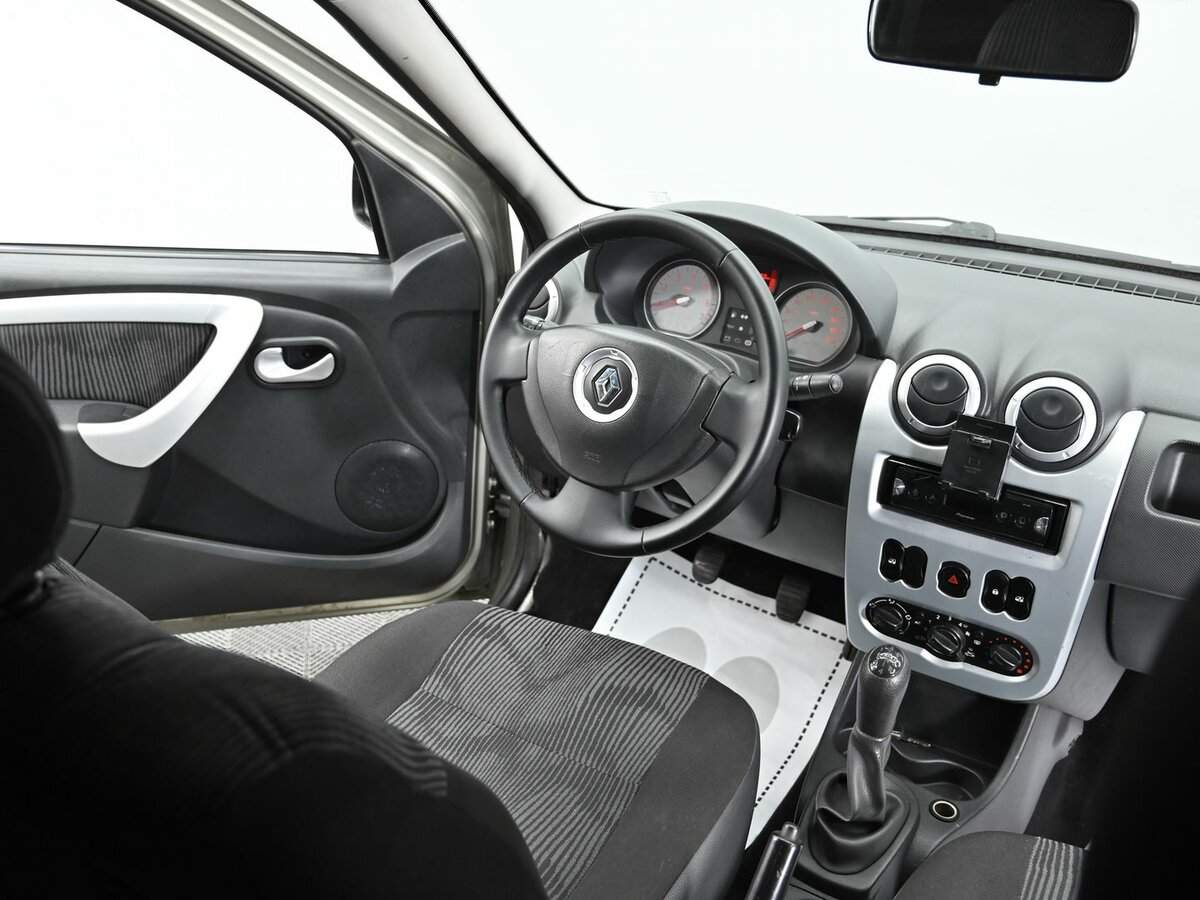 Renault Logan с пробегом — 2013 год. Фото: #10