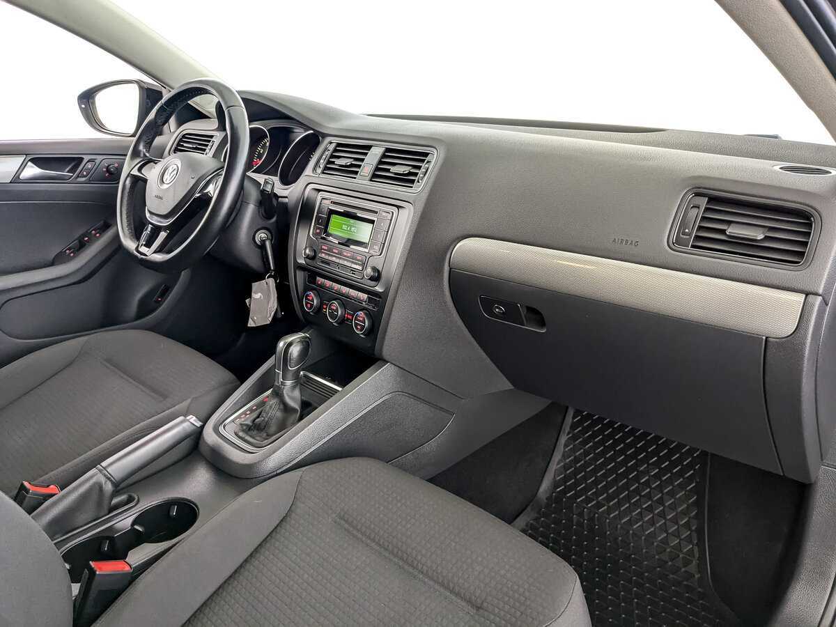 Volkswagen Jetta с пробегом — 2015 год. Фото: #8