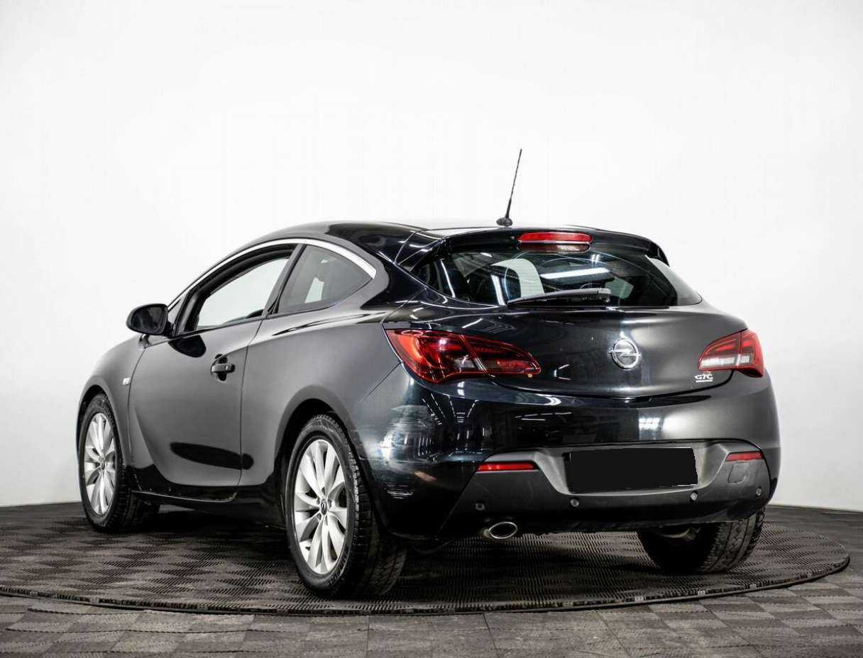 Opel Astra с пробегом — 2012 год. Фото: #2