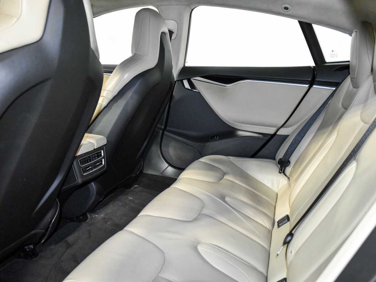 Tesla Model S с пробегом — 2015 год. Фото: #9