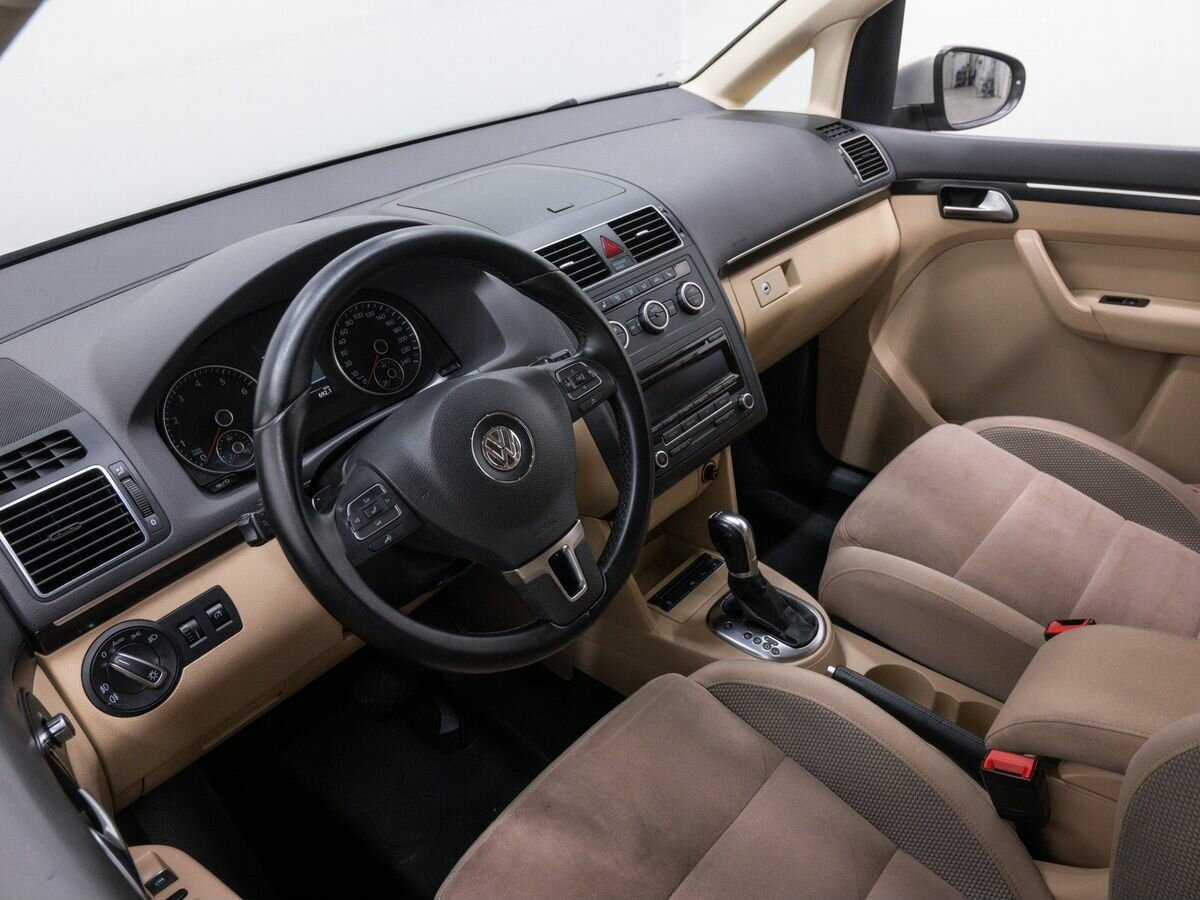 Volkswagen Touran с пробегом — 2013 год. Фото: #12