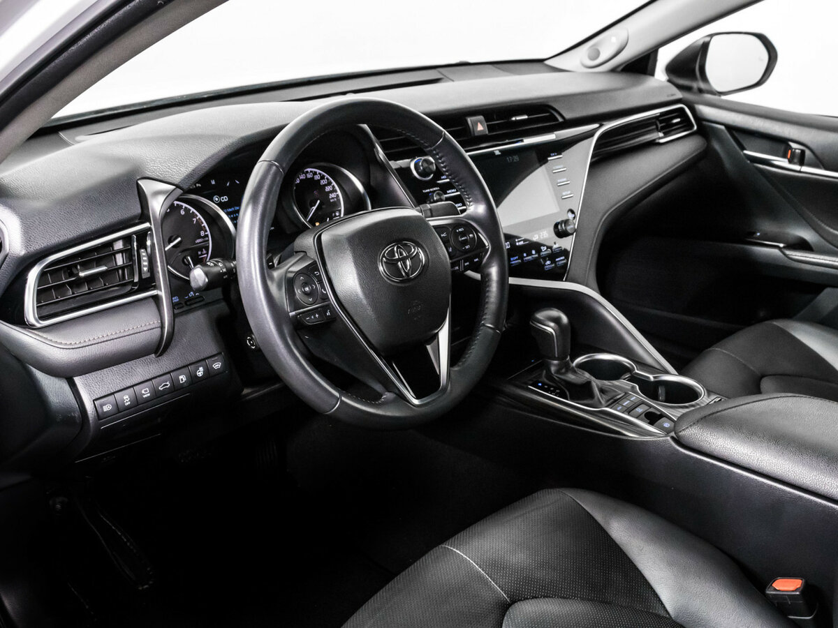 Toyota Camry с пробегом — 2018 год. Фото: #10