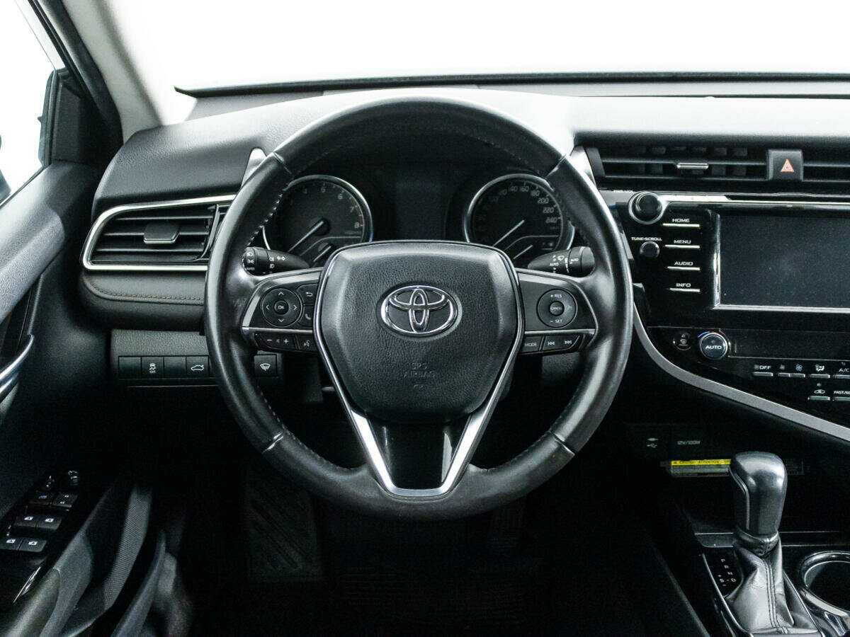 Toyota Camry с пробегом — 2018 год. Фото: #17