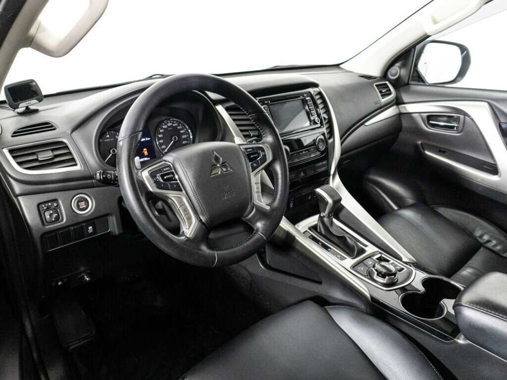 Mitsubishi Pajero Sport с пробегом — 2016 год. Фото: #10