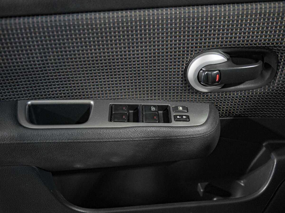 Nissan Tiida с пробегом — 2010 год. Фото: #12