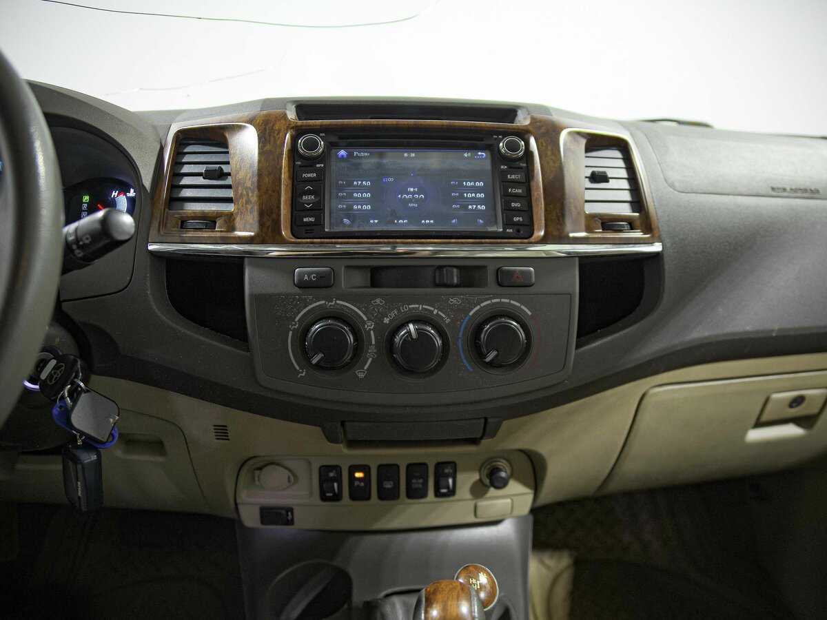 Toyota Fortuner с пробегом — 2012 год. Фото: #8