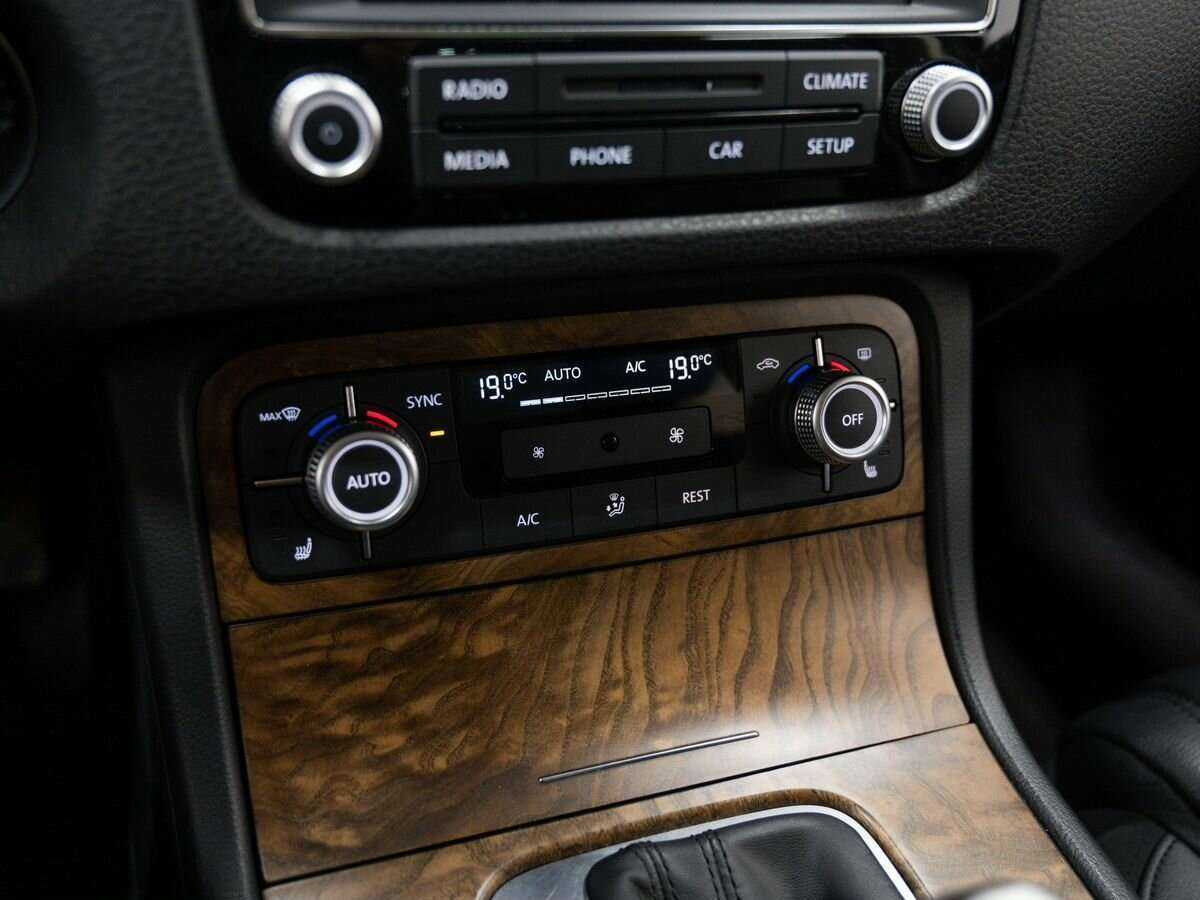 Volkswagen Touareg с пробегом — 2015 год. Фото: #22