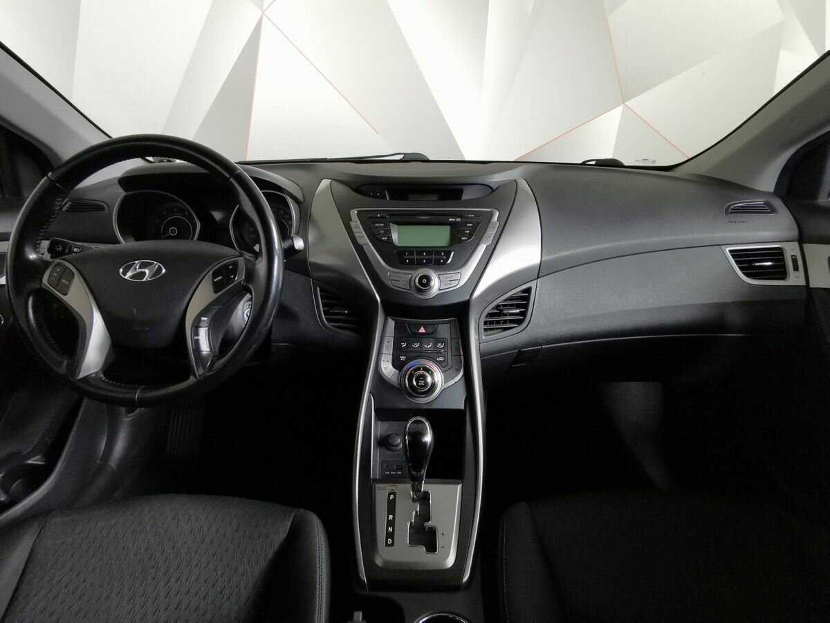 Hyundai Elantra с пробегом — 2012 год. Фото: #9