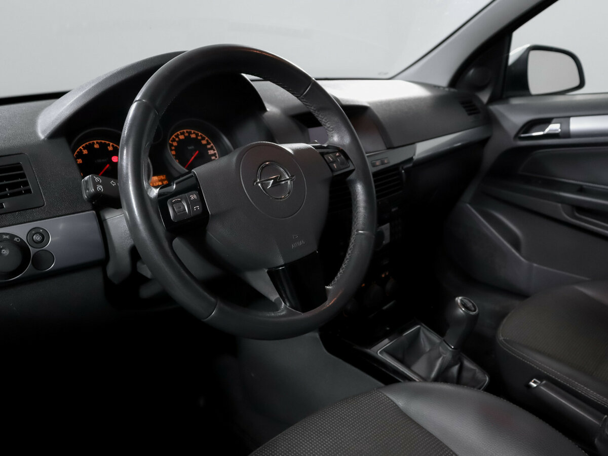 Opel Astra с пробегом — 2011 год. Фото: #9