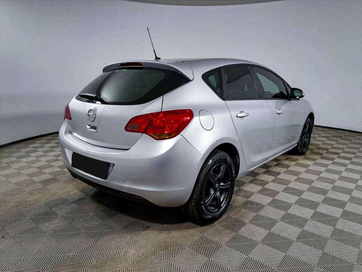 Opel Astra с пробегом — 2011 год. Фото: #3