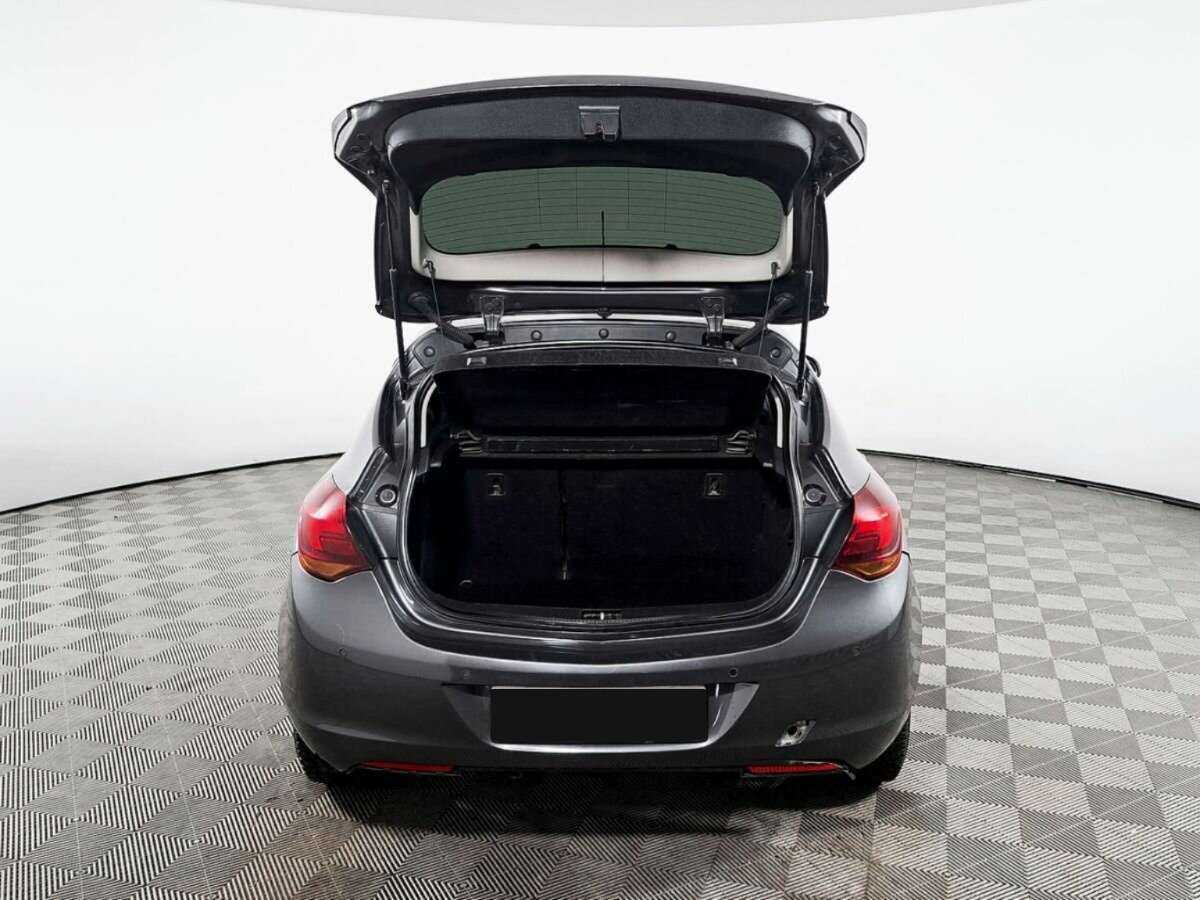 Opel Astra с пробегом — 2011 год. Фото: #9