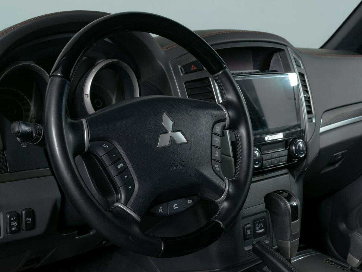 Mitsubishi Pajero с пробегом — 2019 год. Фото: #13