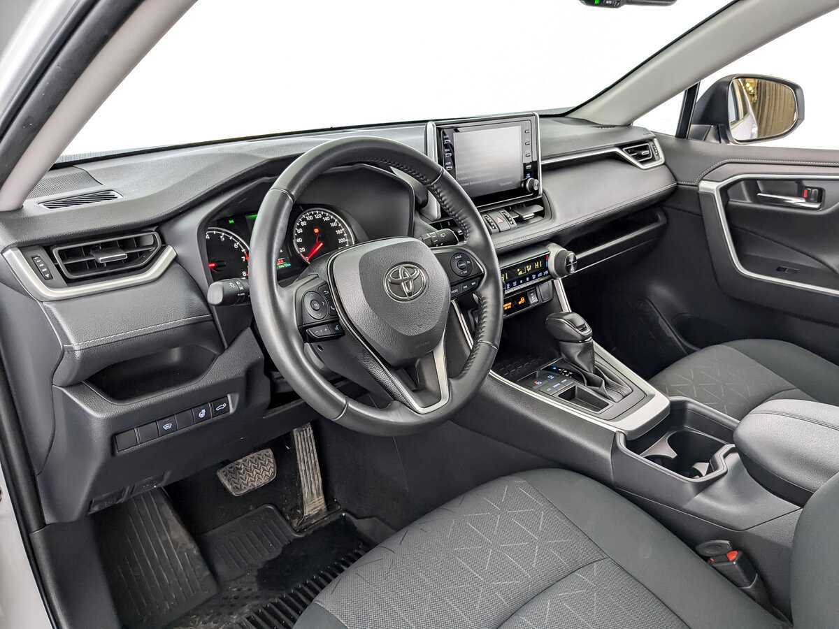 Toyota RAV4 с пробегом — 2021 год. Фото: #15
