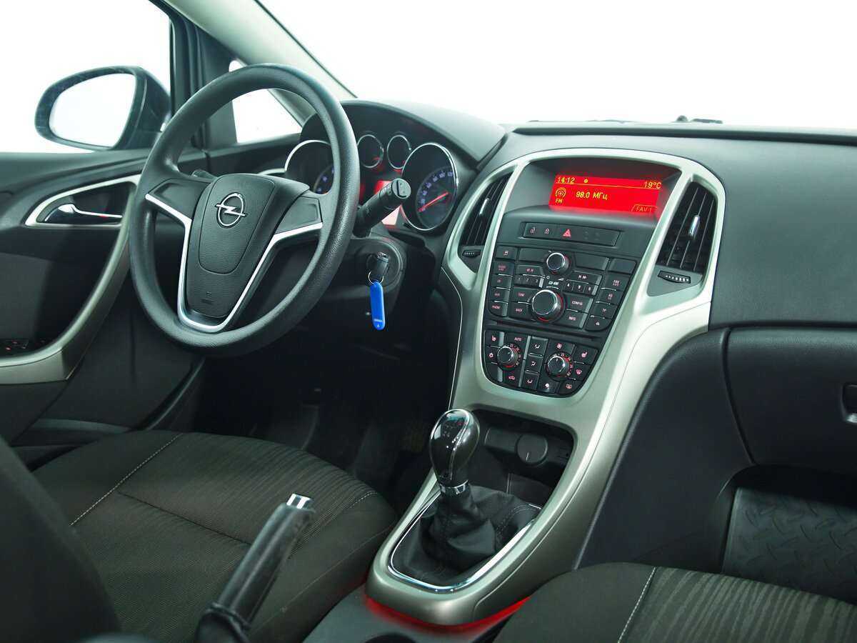 Opel Astra с пробегом — 2011 год. Фото: #10