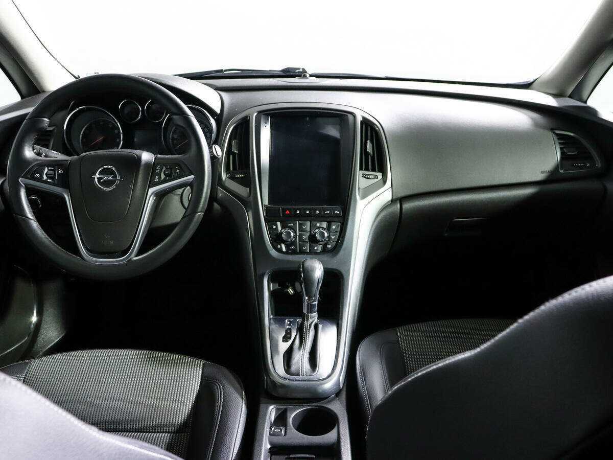Opel Astra с пробегом — 2011 год. Фото: #9