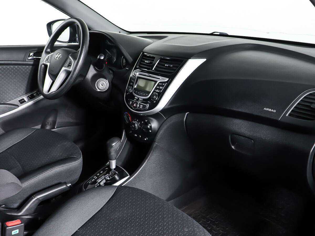 Hyundai Solaris с пробегом — 2012 год. Фото: #8