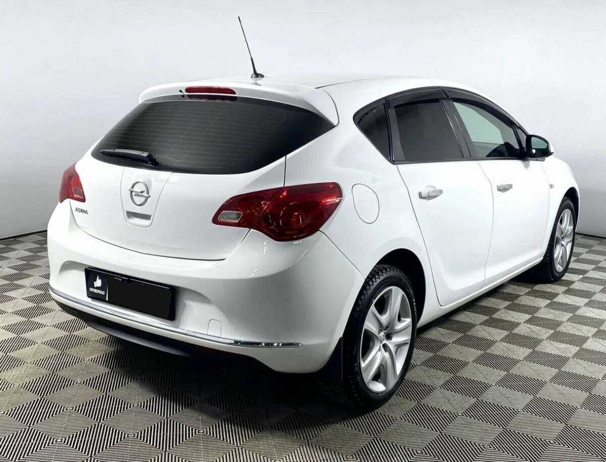 Opel Astra с пробегом — 2012 год. Фото: #3
