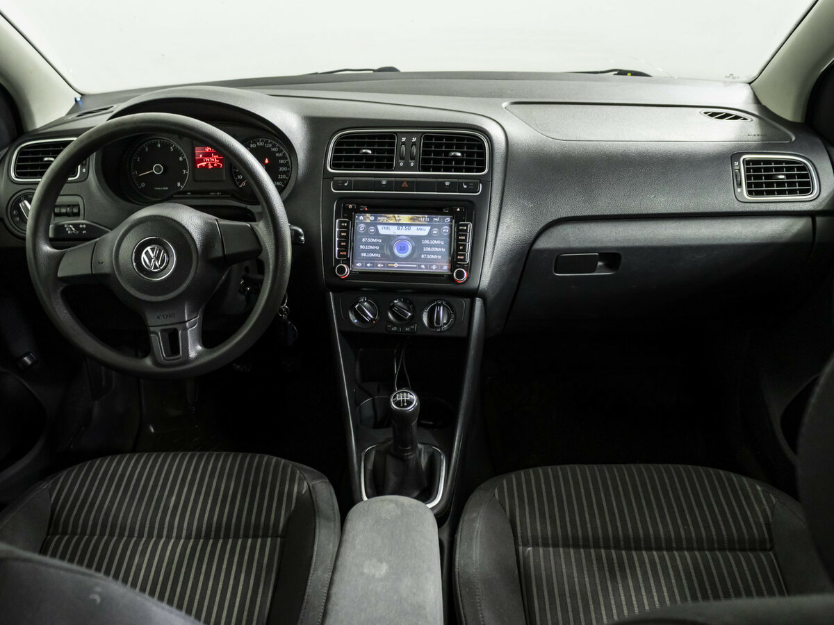Volkswagen Polo с пробегом — 2011 год. Фото: #10
