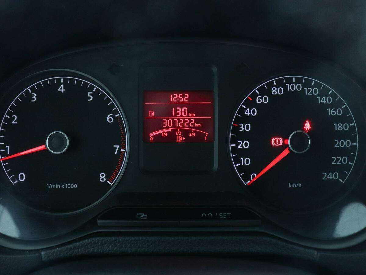 Volkswagen Polo с пробегом — 2011 год. Фото: #6