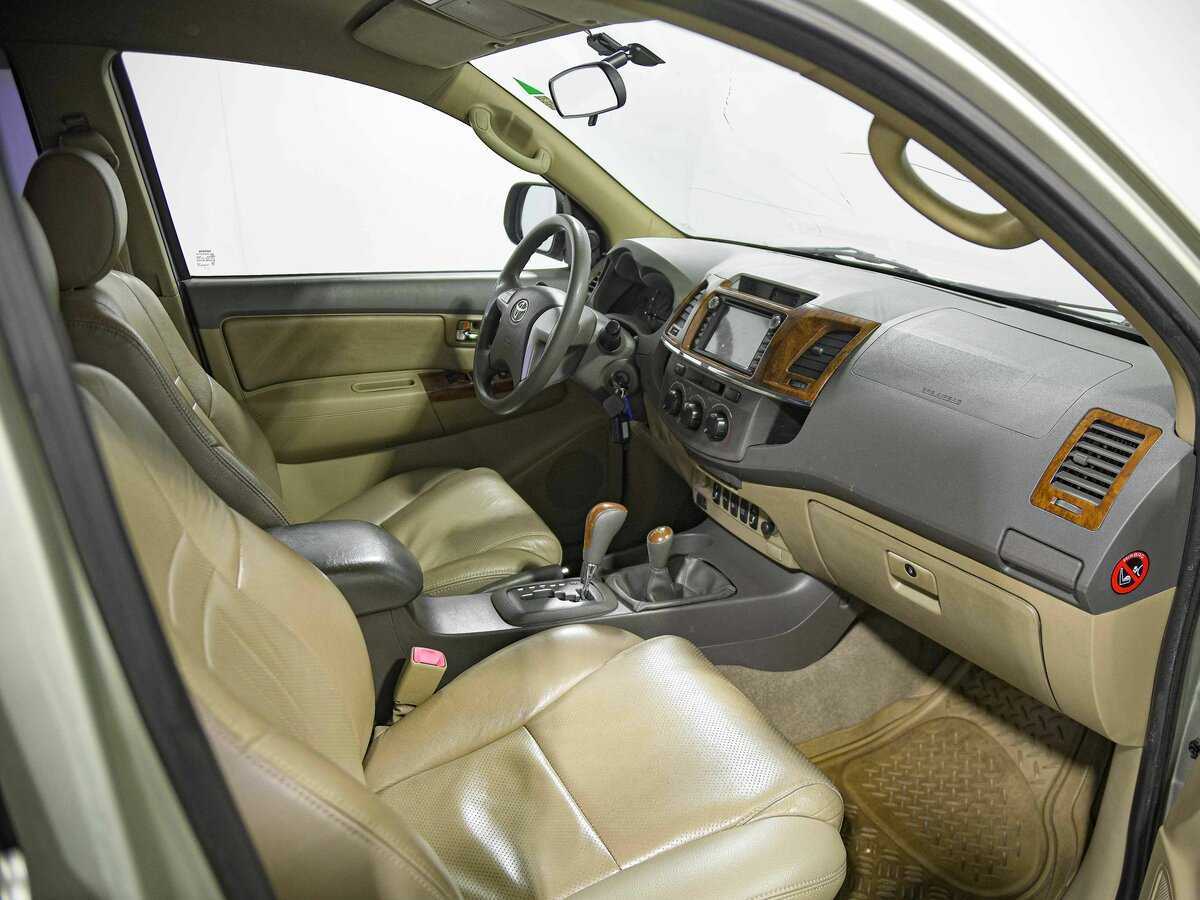 Toyota Fortuner с пробегом — 2012 год. Фото: #14