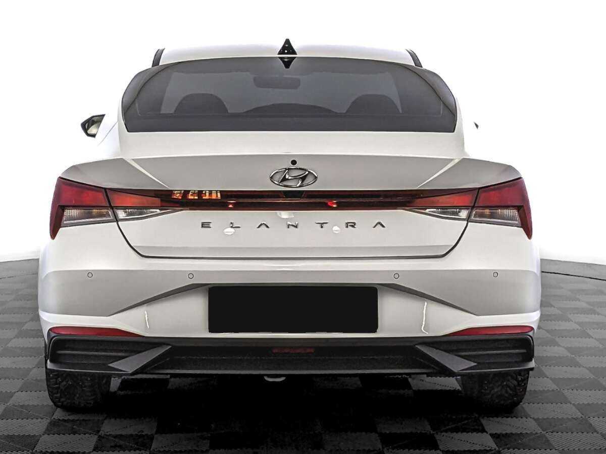 Hyundai Elantra с пробегом — 2022 год. Фото: #5