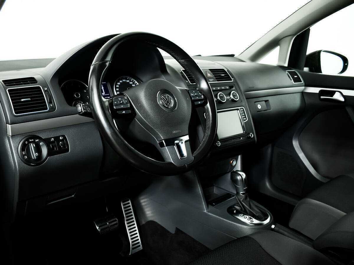 Volkswagen Touran с пробегом — 2013 год. Фото: #12