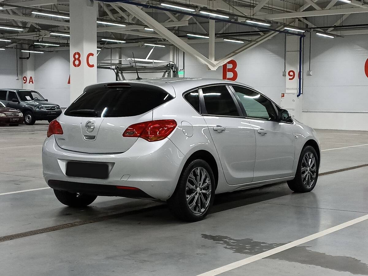 Opel Astra с пробегом — 2011 год. Фото: #4