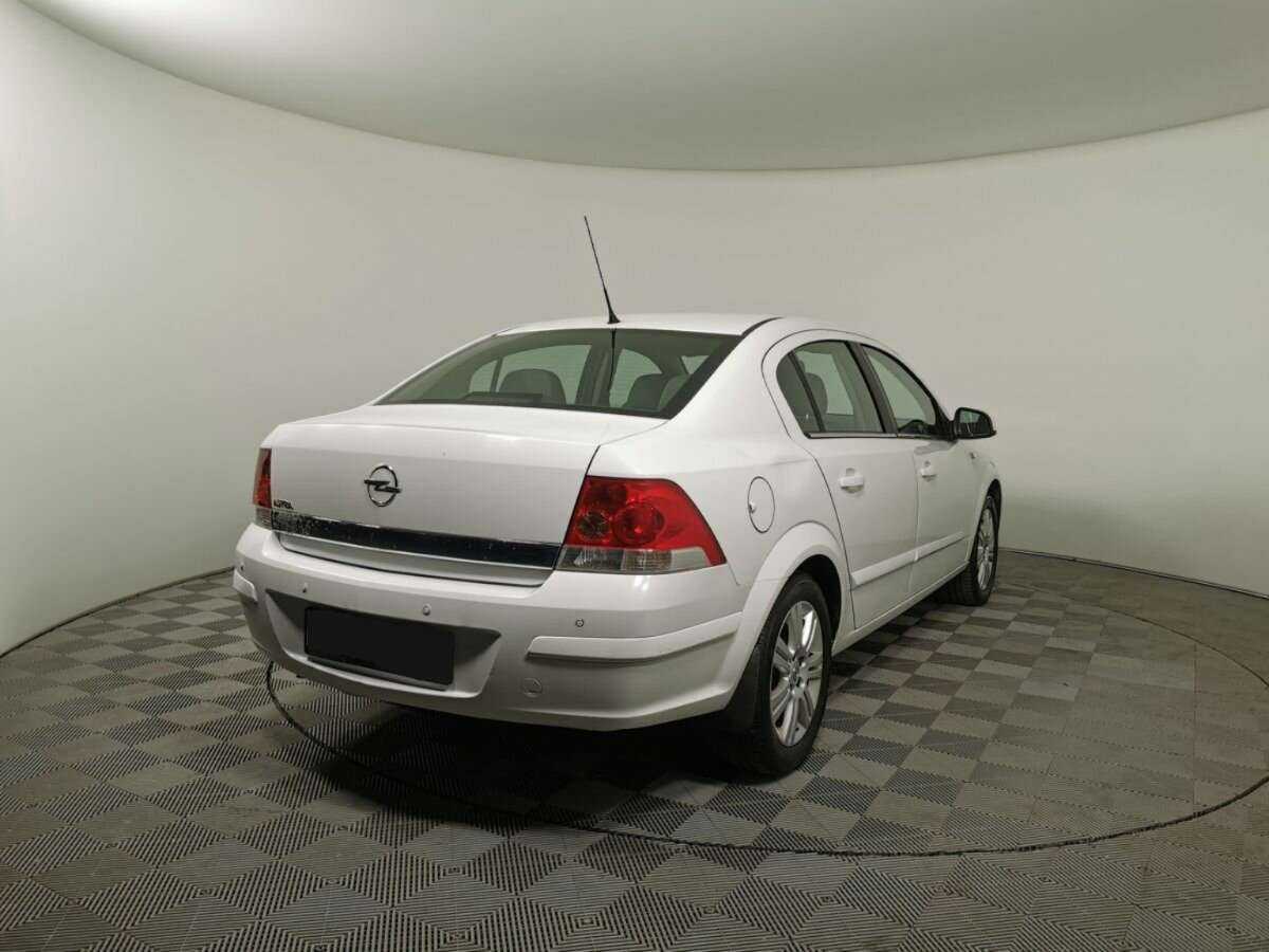 Opel Astra с пробегом — 2011 год. Фото: #1
