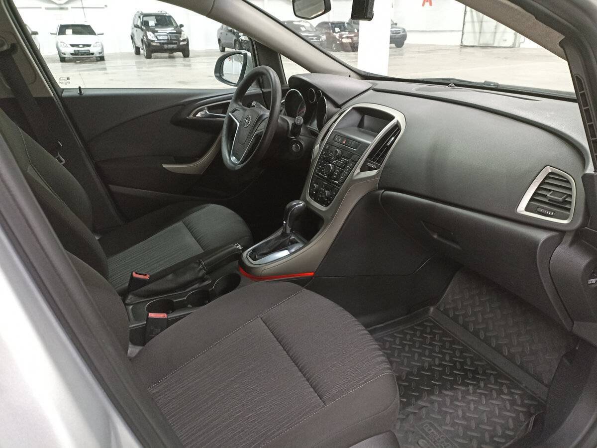 Opel Astra с пробегом — 2011 год. Фото: #10