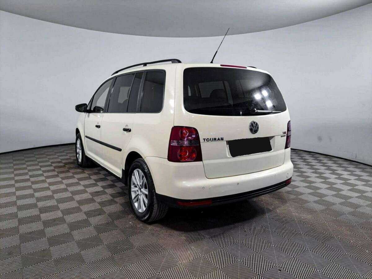 Volkswagen Touran с пробегом — 2010 год. Фото: #6