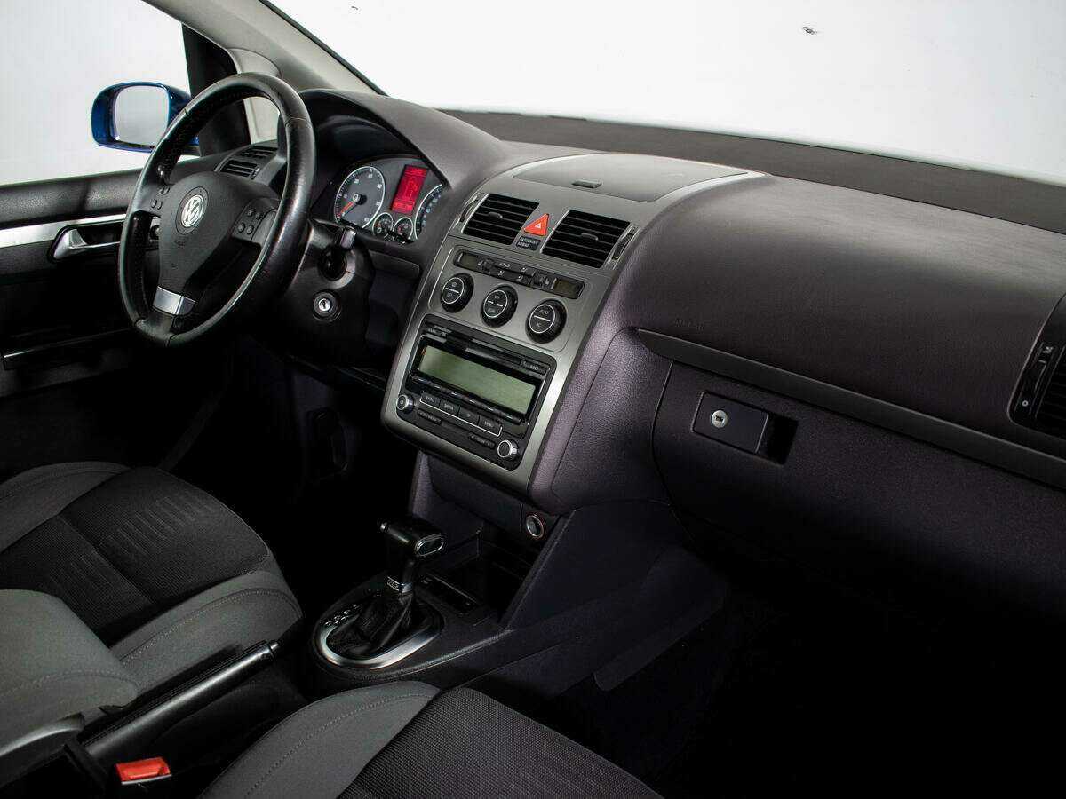 Volkswagen Touran с пробегом — 2008 год. Фото: #8
