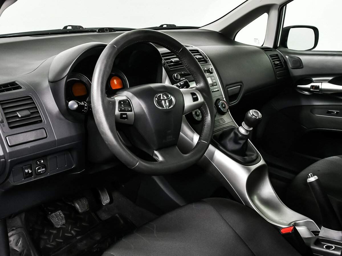 Toyota Auris с пробегом — 2011 год. Фото: #11