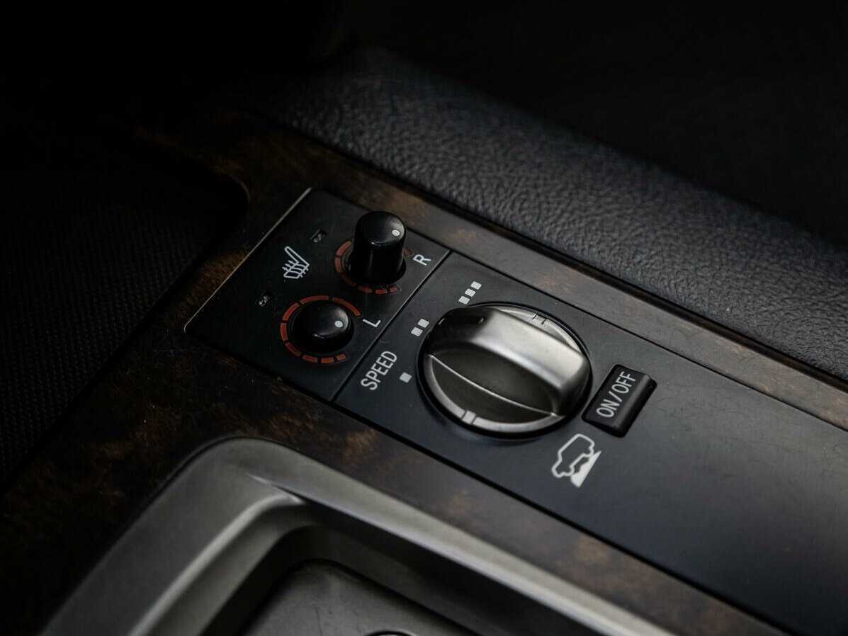 Toyota Land Cruiser с пробегом — 2011 год. Фото: #12
