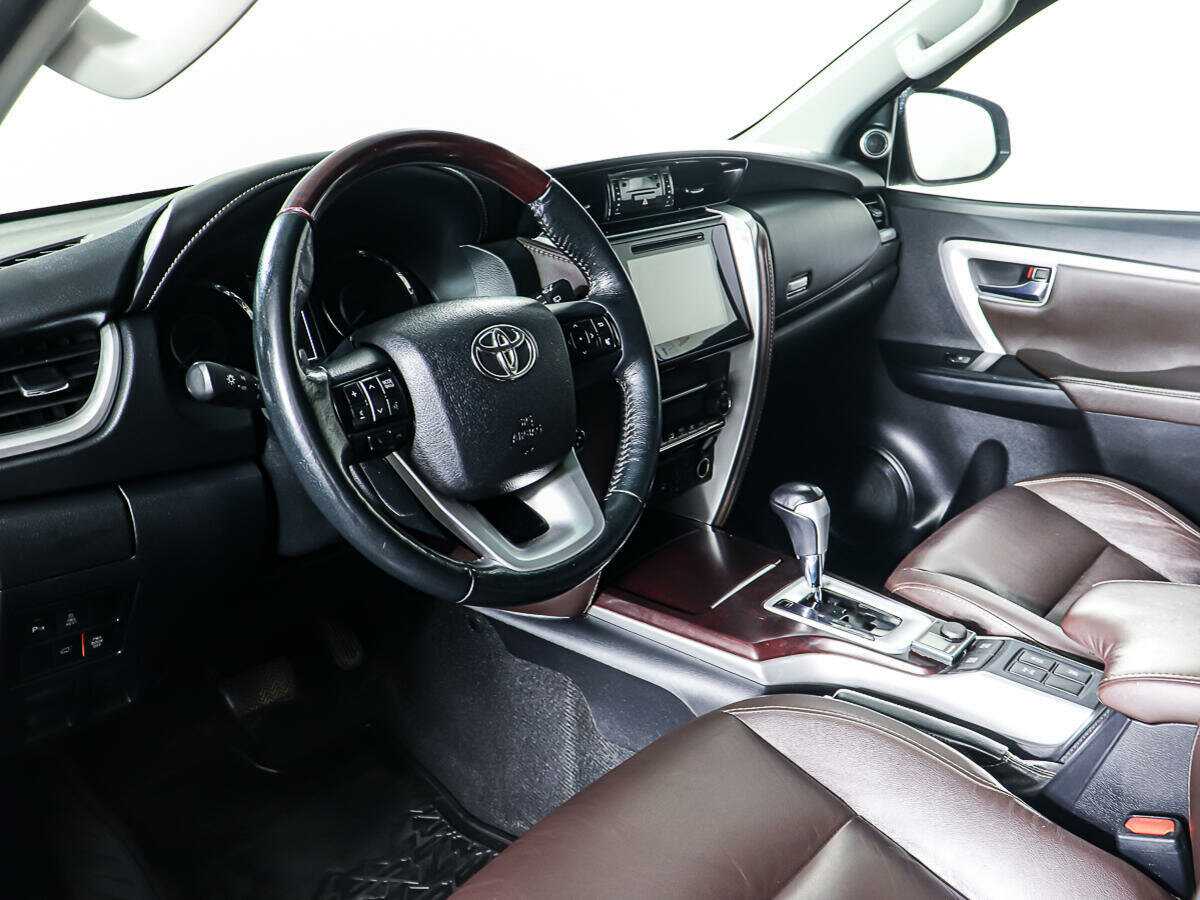 Toyota Fortuner с пробегом — 2017 год. Фото: #13