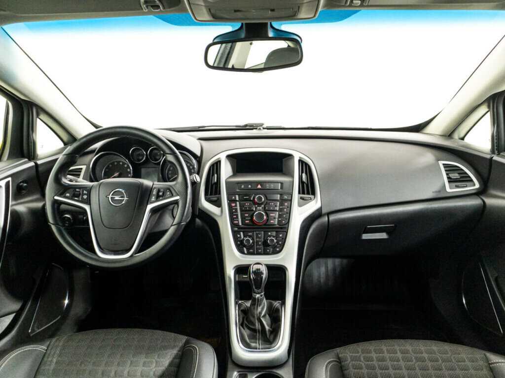 Opel Astra с пробегом — 2011 год. Фото: #12