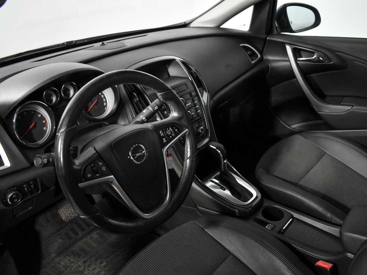 Opel Astra с пробегом — 2013 год. Фото: #6