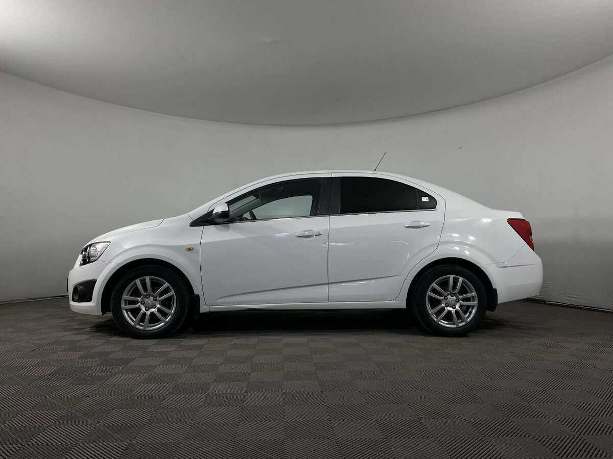 Chevrolet Aveo с пробегом — 2015 год. Фото: #2