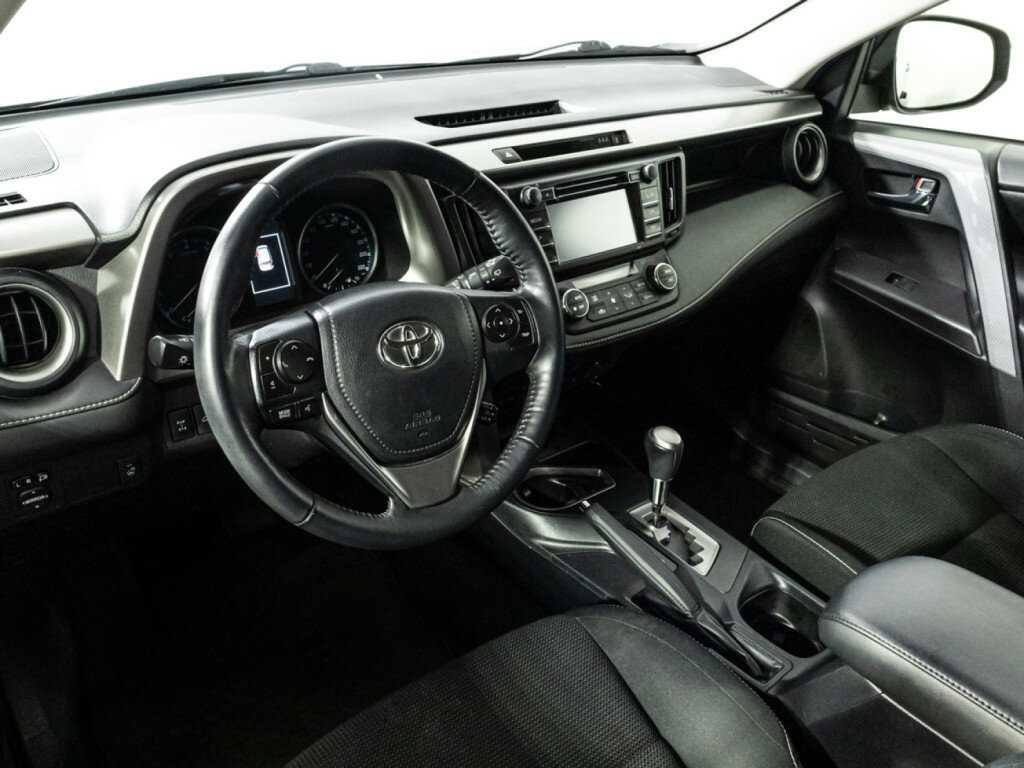 Toyota RAV4 с пробегом — 2015 год. Фото: #10