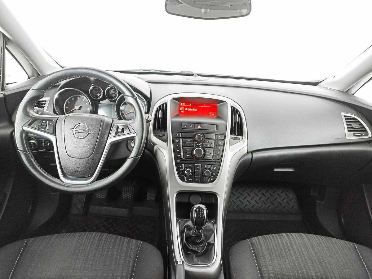 Opel Astra с пробегом — 2011 год. Фото: #11