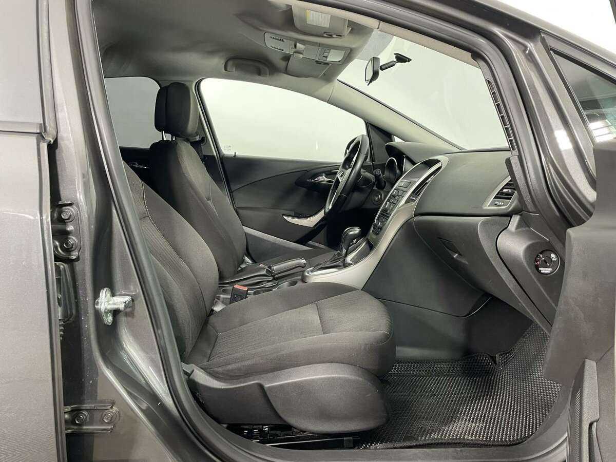 Opel Astra с пробегом — 2012 год. Фото: #13