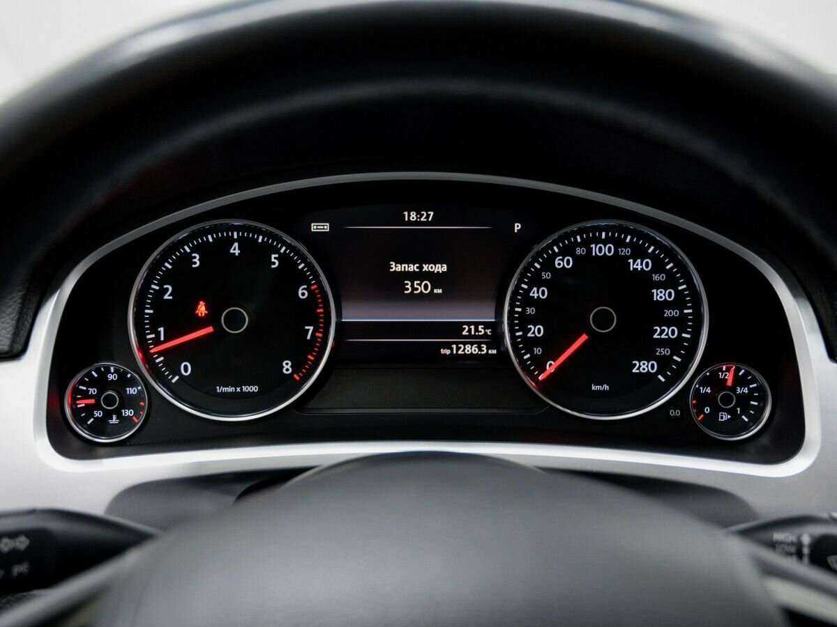 Volkswagen Touareg с пробегом — 2015 год. Фото: #24