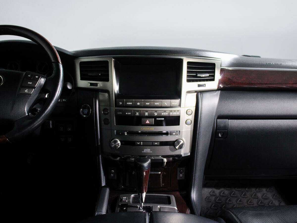 Lexus LX с пробегом — 2012 год. Фото: #9