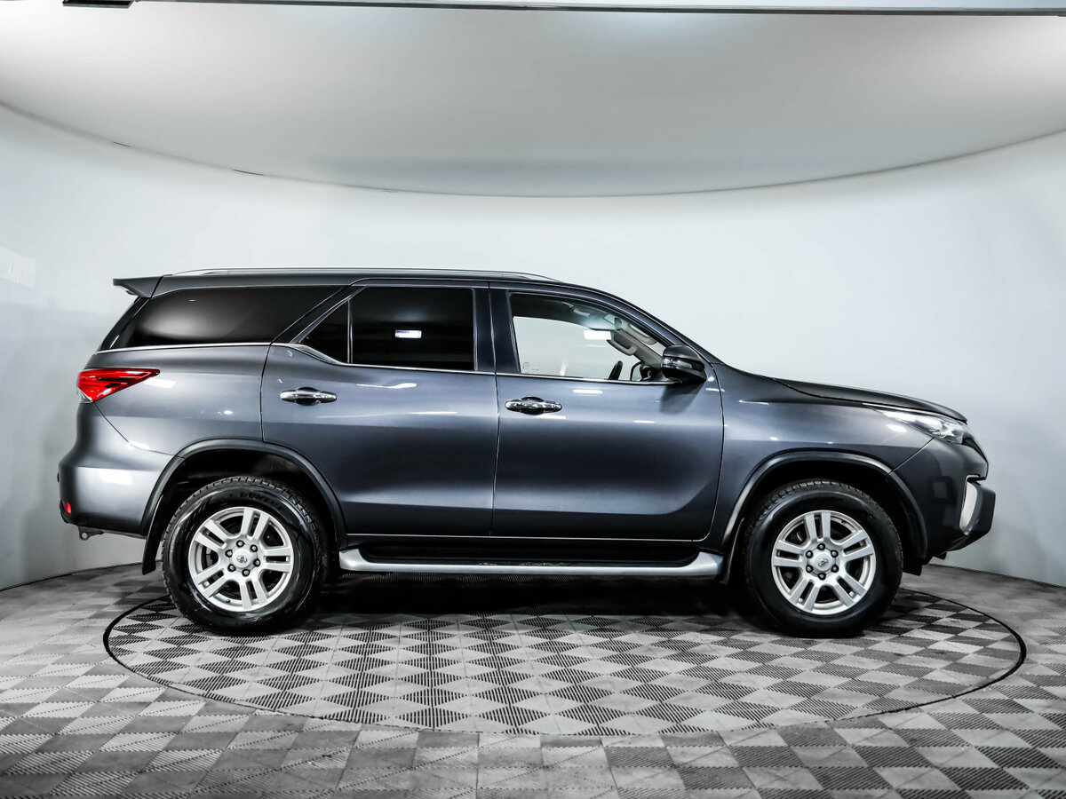 Toyota Fortuner с пробегом — 2017 год. Фото: #3