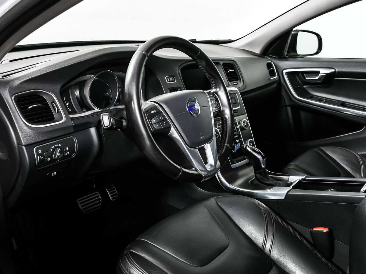 Volvo S60 Cross Country с пробегом — 2015 год. Фото: #11