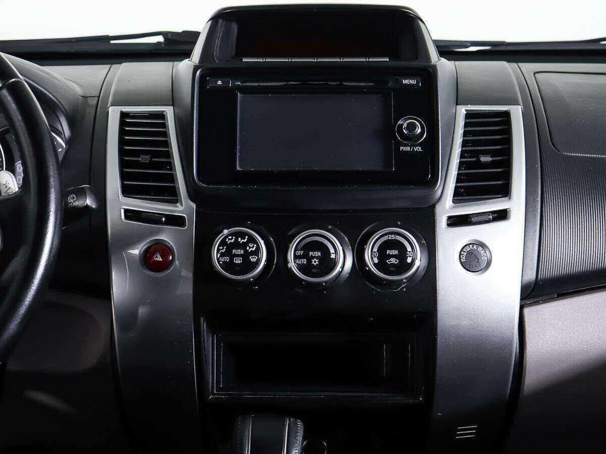 Mitsubishi Pajero Sport с пробегом — 2014 год. Фото: #10