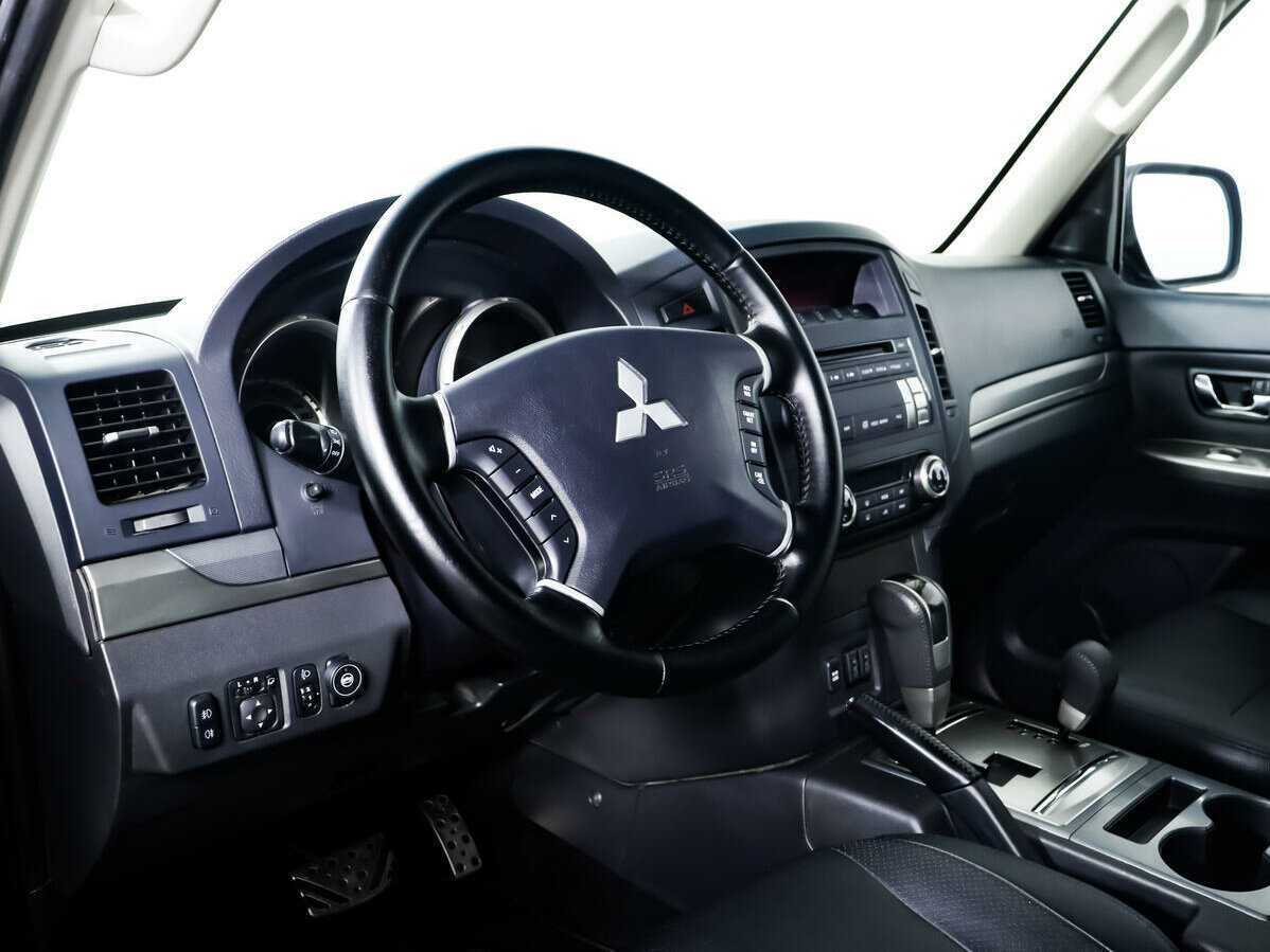 Mitsubishi Pajero с пробегом — 2013 год. Фото: #12