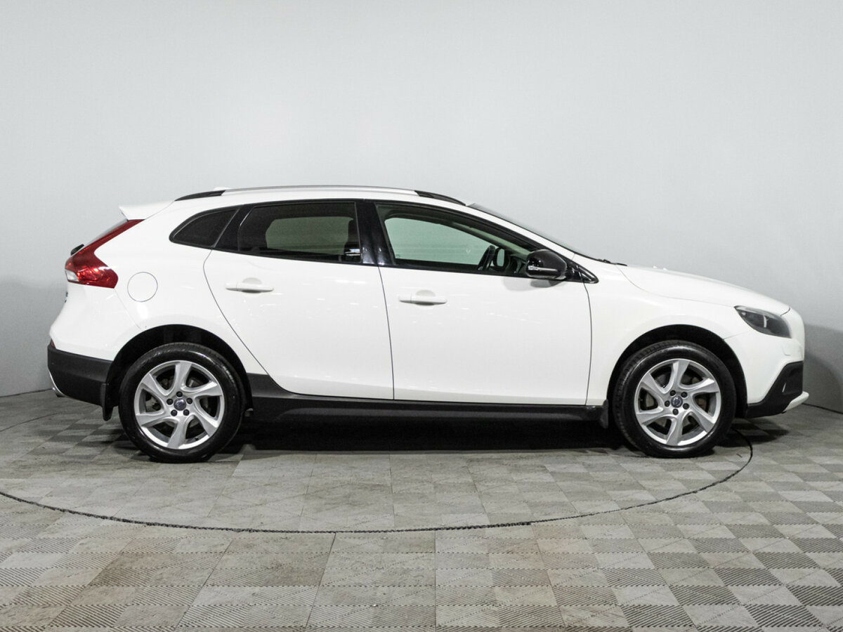 Volvo V40 Cross Country с пробегом — 2015 год. Фото: #3